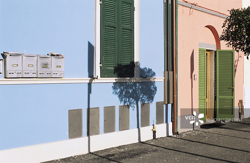 意大利阳光明媚的住宅景象与邮箱图片素材
