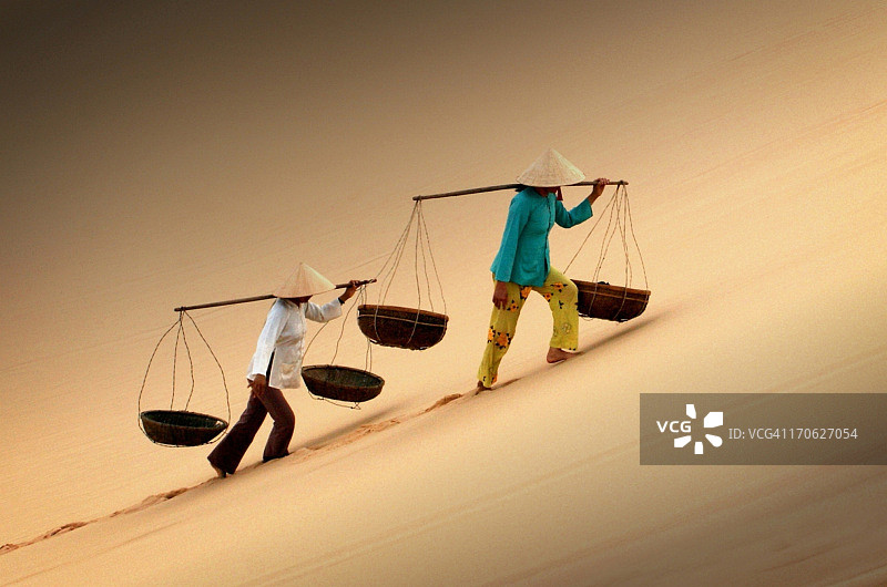 穿越沙丘图片素材