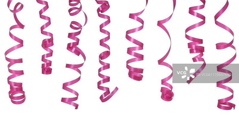 白色背景上的卷曲粉色丝带图片素材