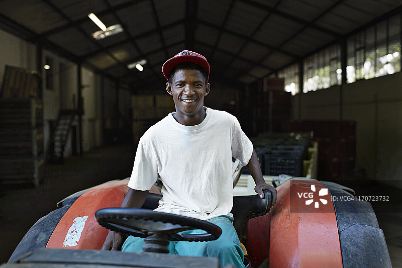 坐在拖拉机上的男酿酒工人肖像图片素材