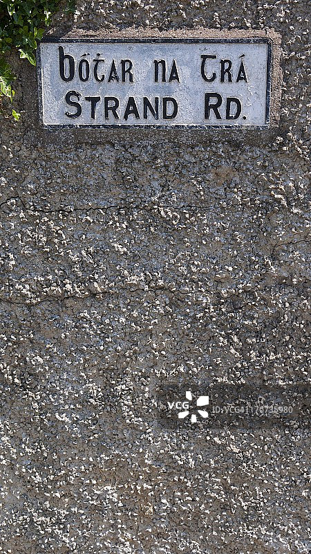 石头墙上的Strand路牌图片素材