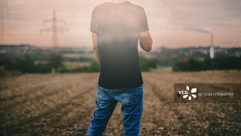 废气中的男人图片素材