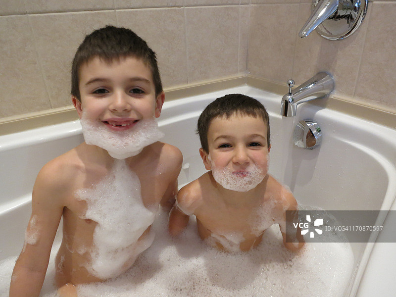 泡泡浴男孩图片素材