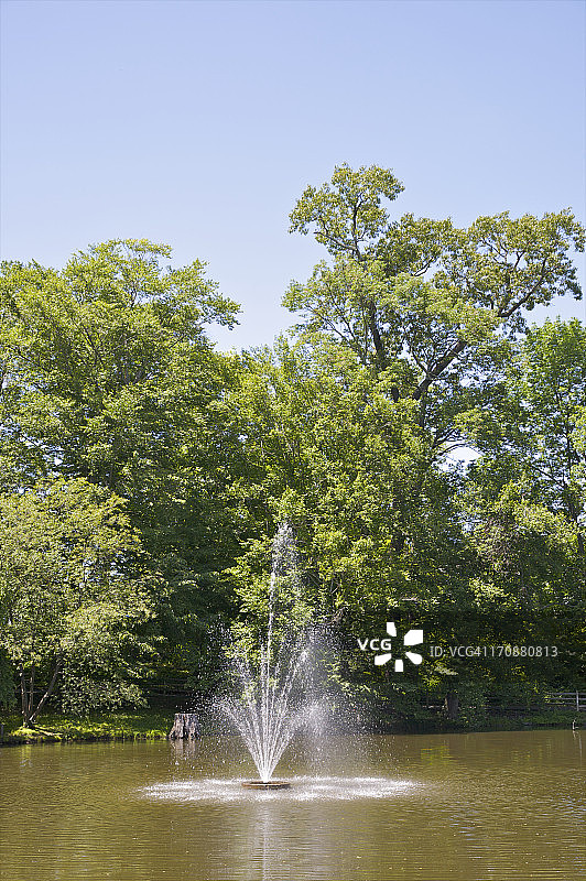池塘中喷出的水柱图片素材