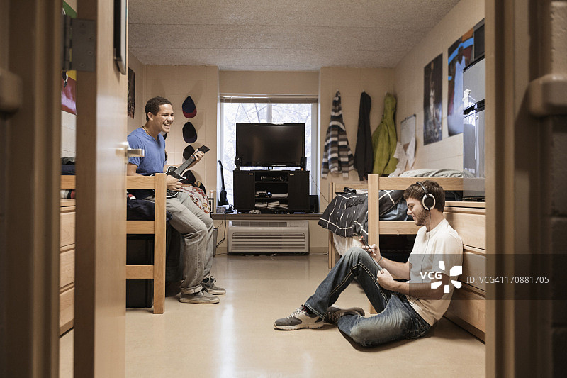 学生在宿舍放松图片素材