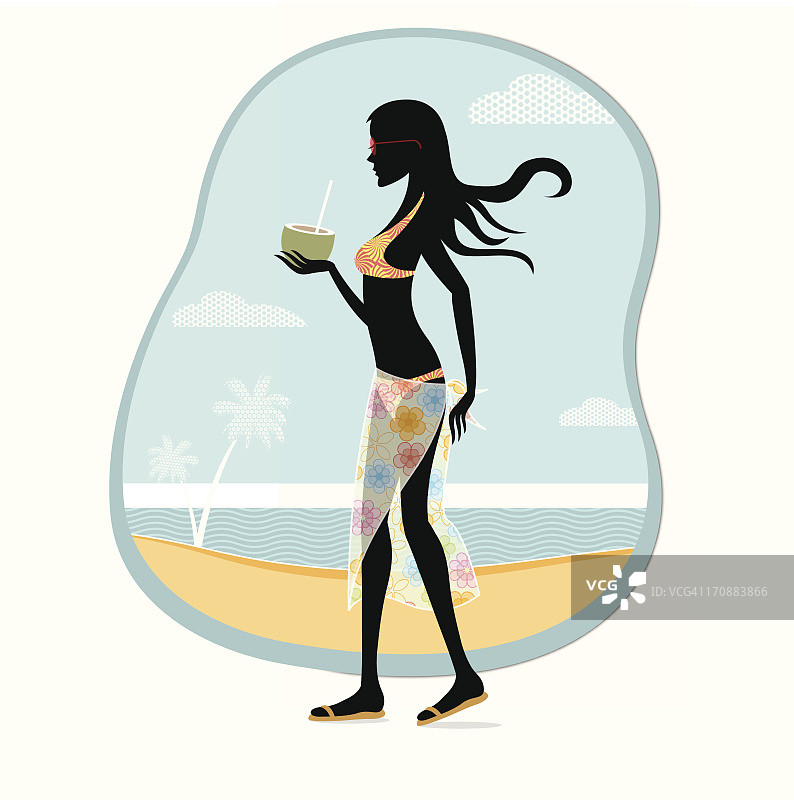 在海滩上享受椰子汁的女人图片素材