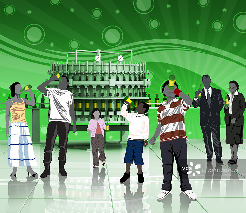 人们在瓶装厂喝软饮料图片素材