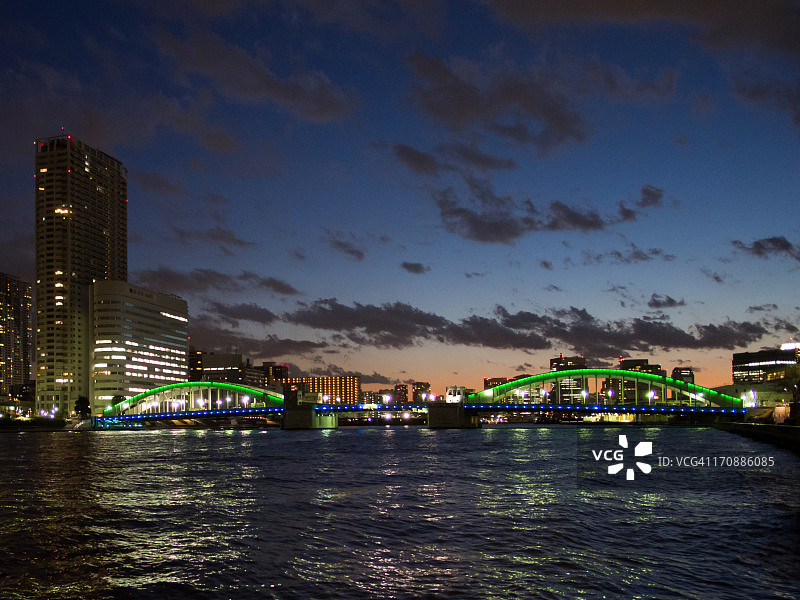 黄昏中的胜哄桥图片素材