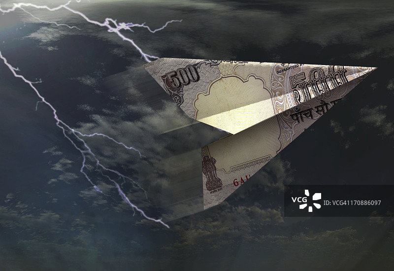 纸飞机穿过风暴图片素材