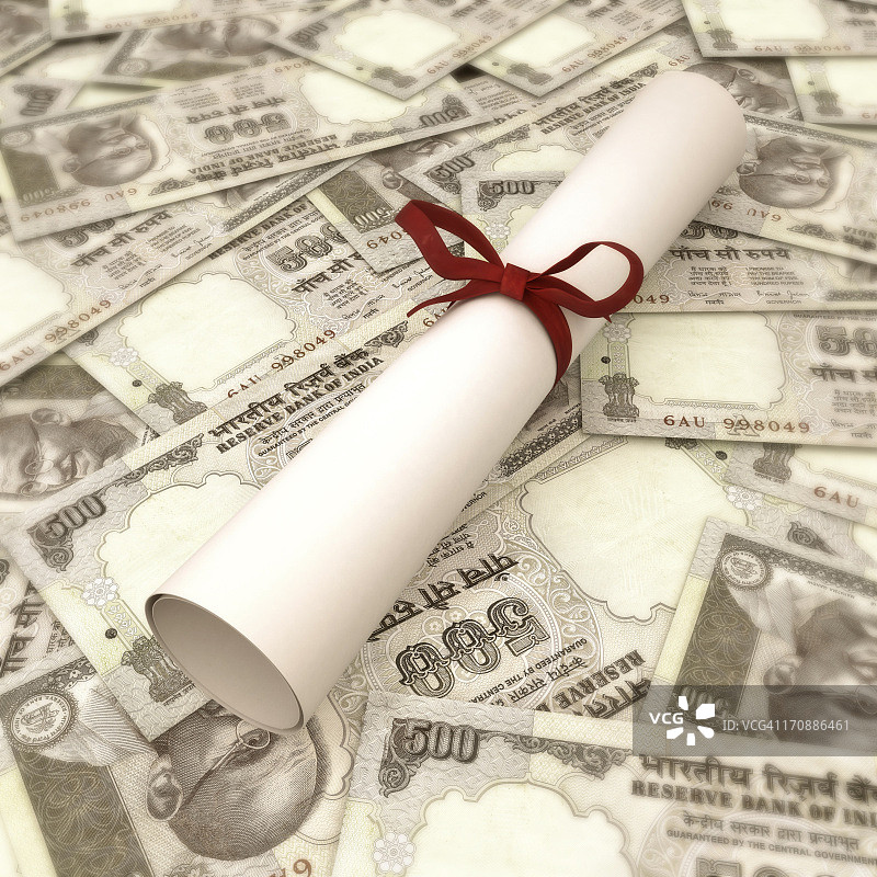 代表教育贷款的印度货币纸币上的学位证书图片素材