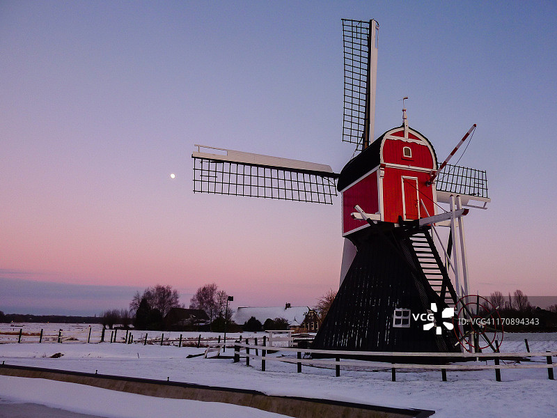 荷兰黄昏时分的磨坊图片素材