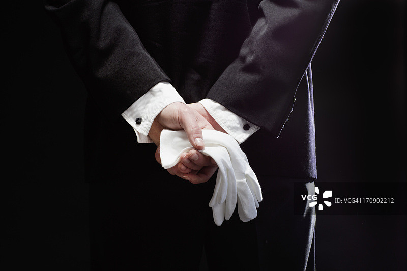 管家在背后拿着白色手套图片素材