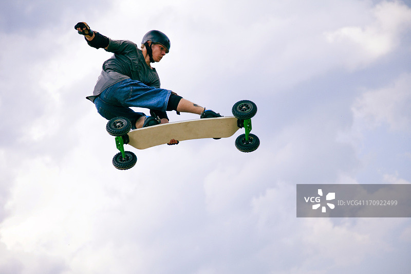 山地滑板运动图片素材