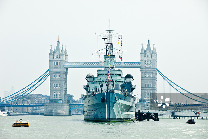 泰晤士河上的贝尔法斯特号战舰图片素材
