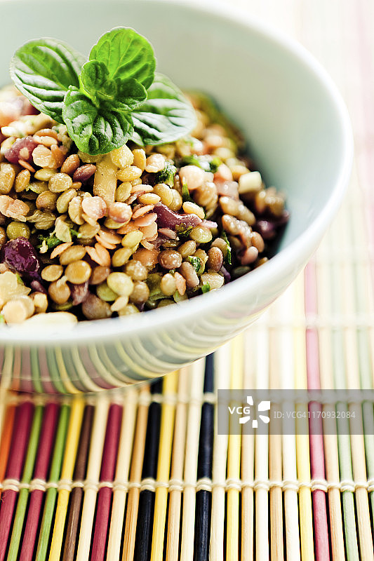 新鲜罗勒装饰的扁豆沙拉特写图片素材