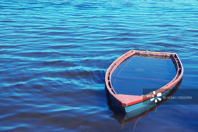 沉没的划艇图片素材