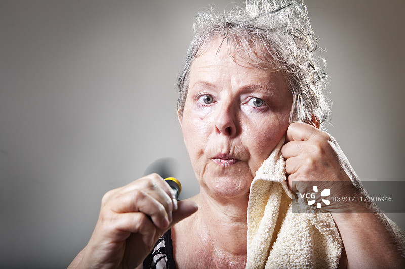 中年妇女感到燥热图片素材