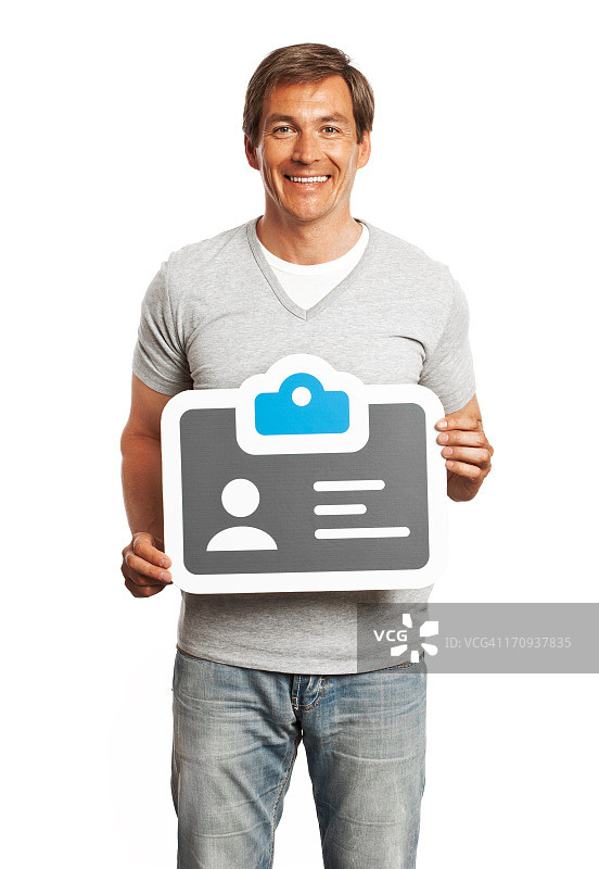 男子手持身份证，背景为白色图片素材