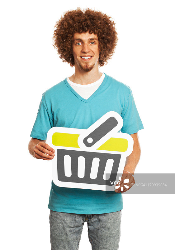 微笑的年轻男人拿着购物车标志，在白色背景下隔离图片素材