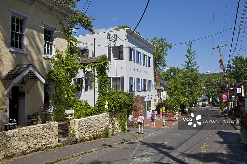 人行道上行人与漂亮的建筑图片素材