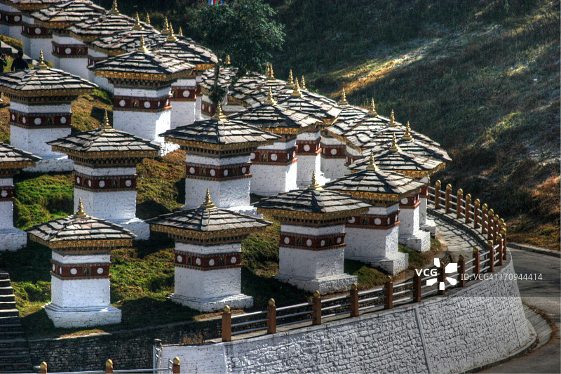 多雄拉山口的108座佛塔图片素材