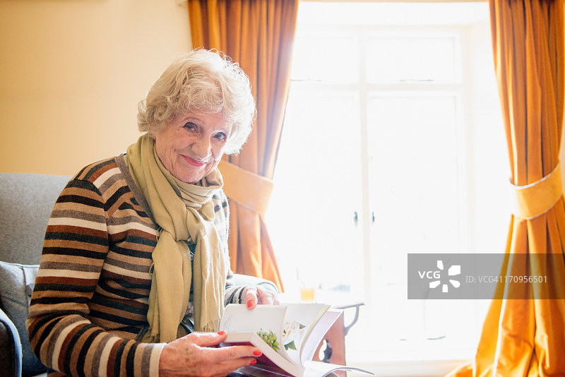 正在读书的年长女性图片素材