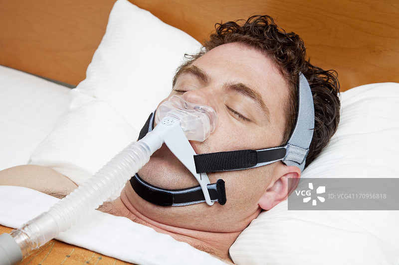 三十多岁男人使用CPAP睡图片素材