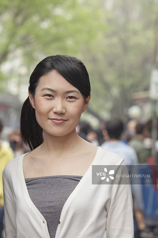 年轻女子微笑看着镜头图片素材