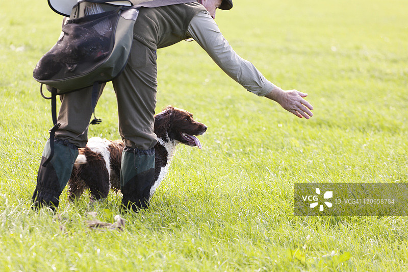 带狗的猎场看守人图片素材