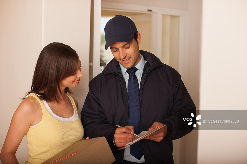 女人签收快递图片素材