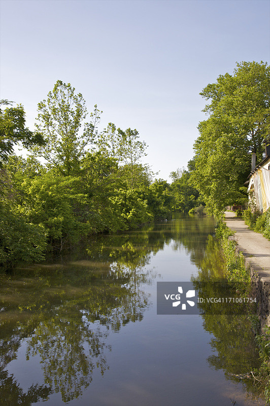 运河：树木倒影与小路图片素材