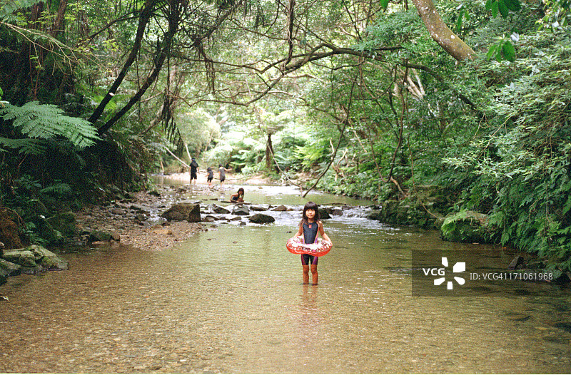 在河里游泳的女孩图片素材