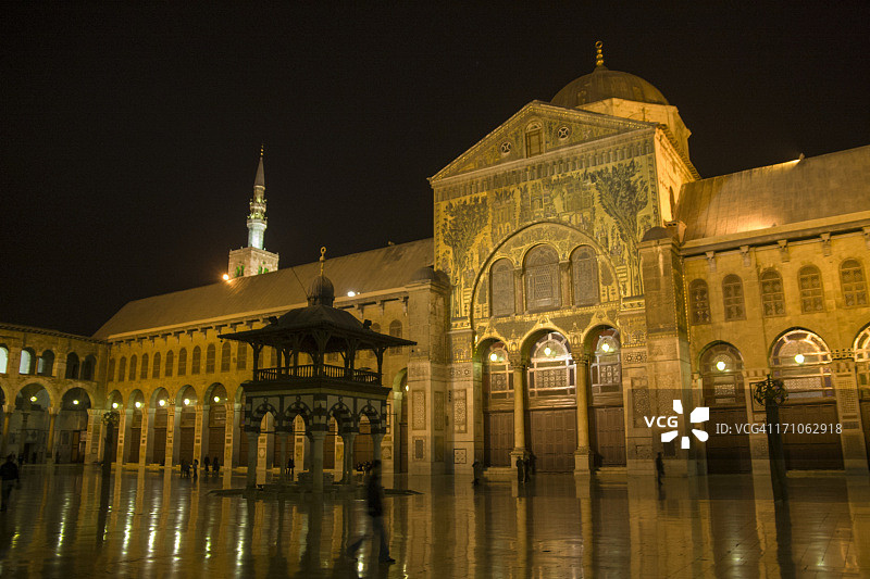 夜间灯火通明的倭马亚清真寺图片素材