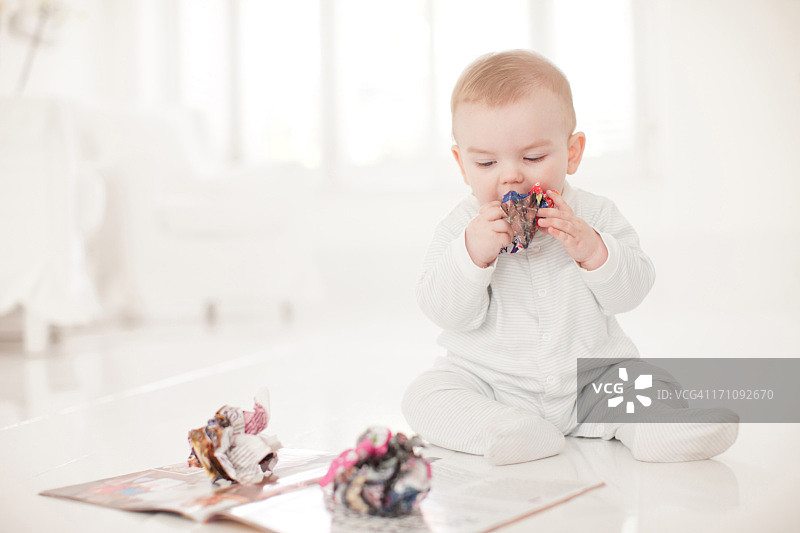 和皱纸在地板上的婴儿图片素材