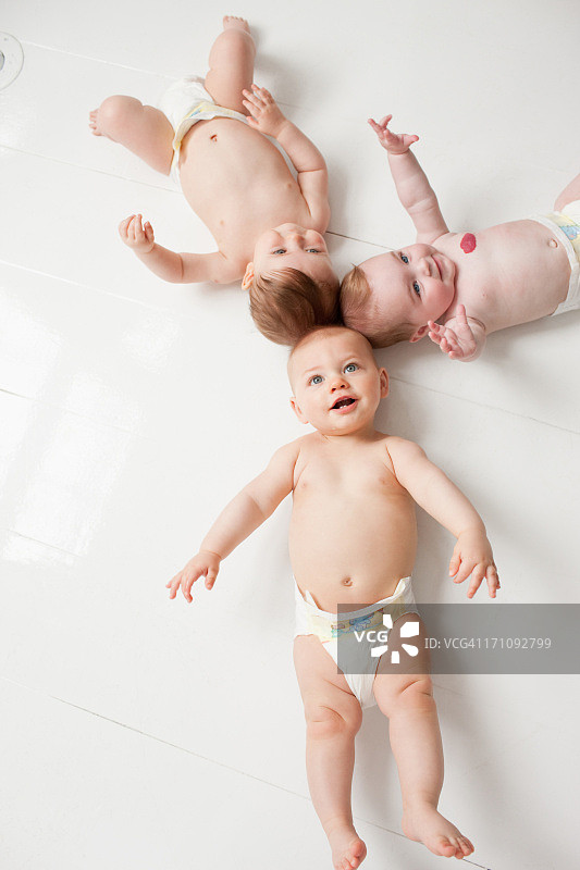 躺在地板上微笑的婴儿图片素材