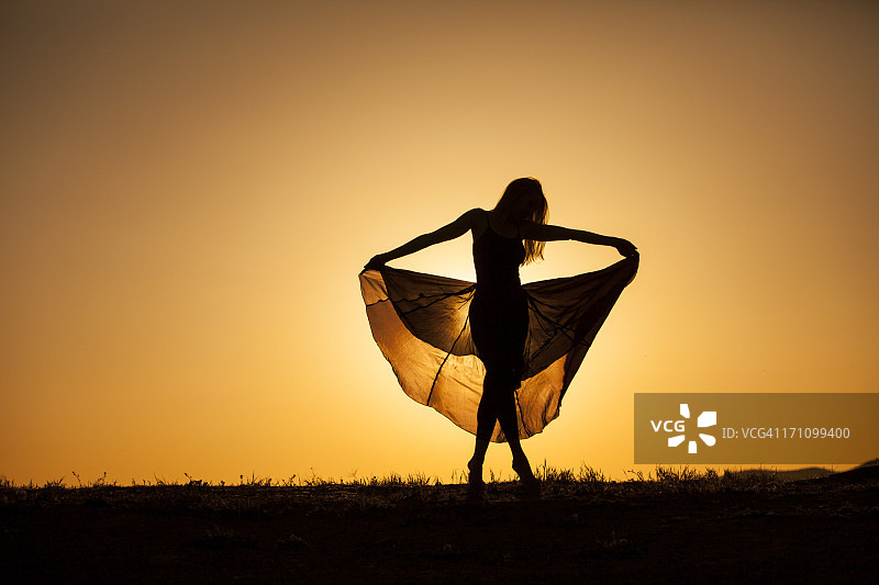 日落下的舞者图片素材