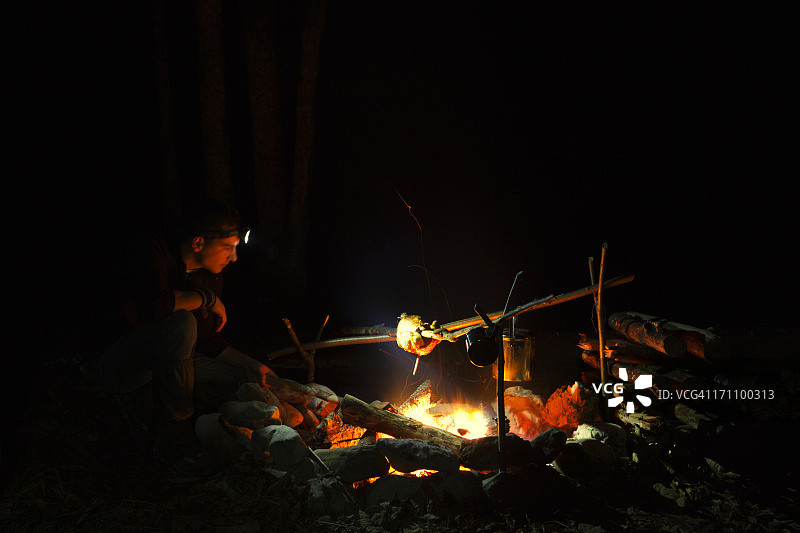 男人在户外烤鸡图片素材