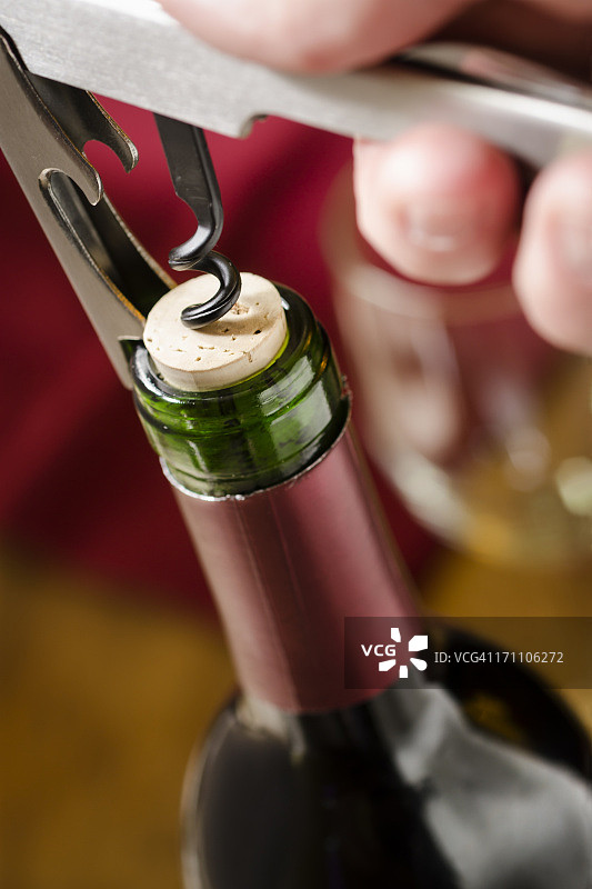 打开红酒（竖版）图片素材