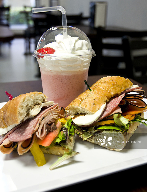 带有热带冰沙健康饮品的熟食店赛百味三明治图片素材