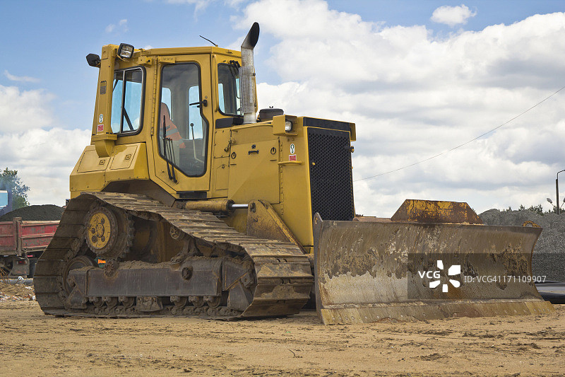 道路施工中的黄色推土机图片素材