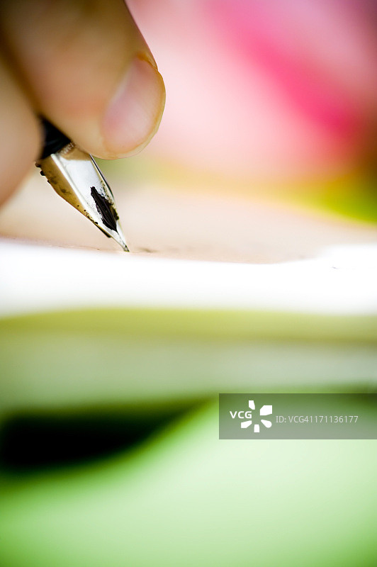 手指和笔的特写图片素材