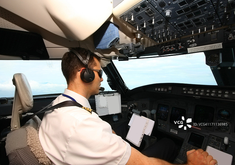 飞机驾驶舱内的年轻飞行员图片素材