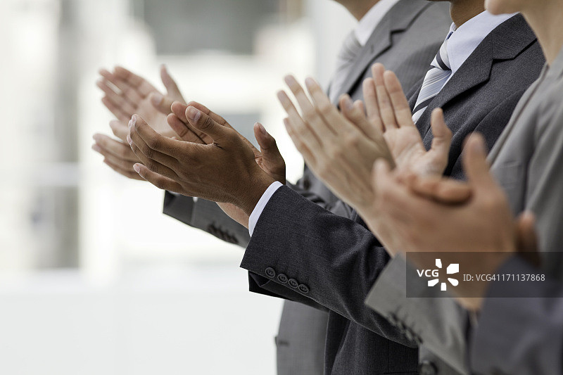 鼓掌的商务人士图片素材