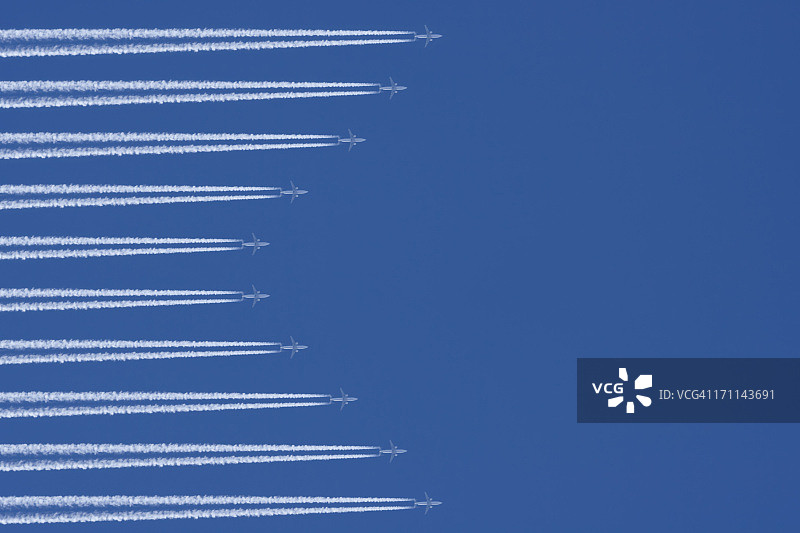 蓝天飞机云与空中交通图片素材