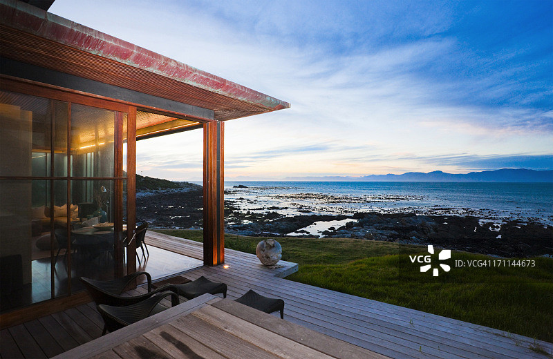 从海滩小屋阳台看到的日落海景图片素材