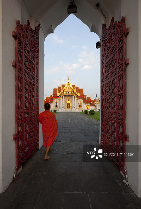僧侣走过曼谷大理石寺入口图片素材
