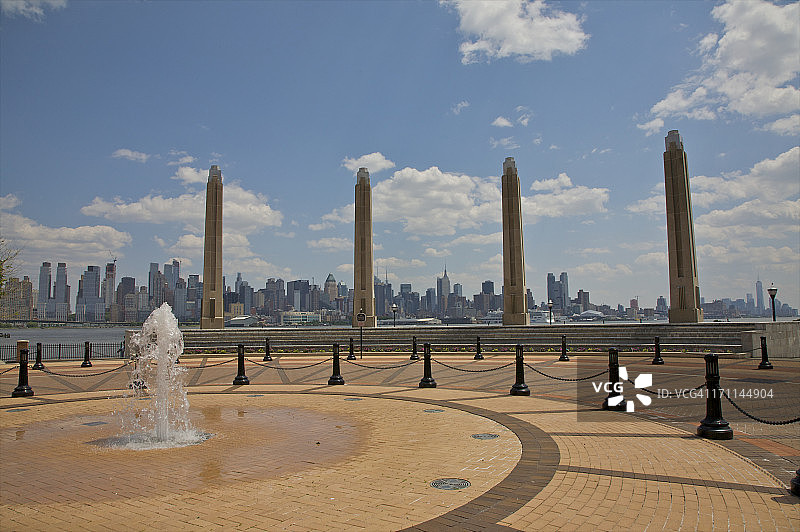 带有喷泉和柱子的圆形广场图片素材