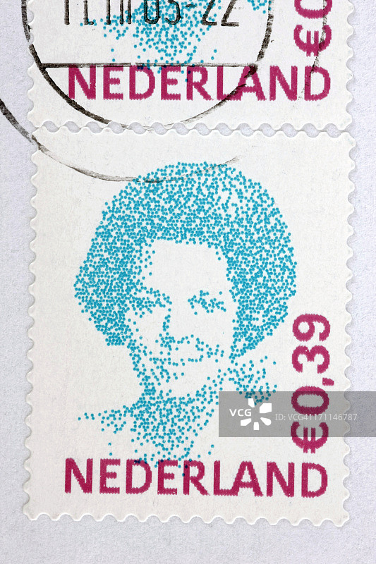 白色邮票上的荷兰前女王贝娅特丽克丝画像图片素材