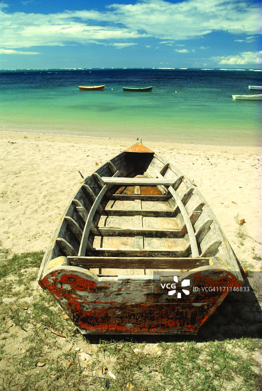 波多黎各海滩上的旧渔船图片素材