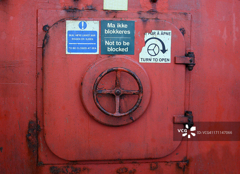 石油钻井平台紧急逃生舱口图片素材